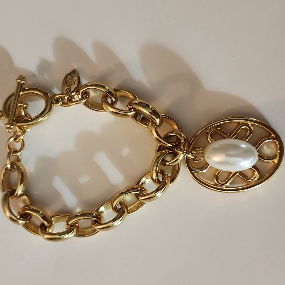Love Knot Charm Elegant Gold Bracelet with Pearl Accent 8"